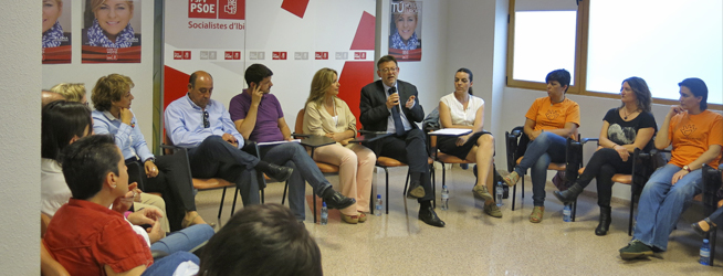 Ximo Puig y Trinidad Jiménez se reunieron ayer en Ibi con representantes de los colectivos sociales y de la discapacidad