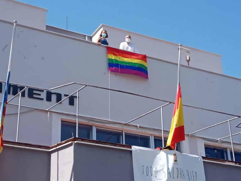 PSOE y Som Ibi izan la bandera LGTBI en el Ayuntamiento