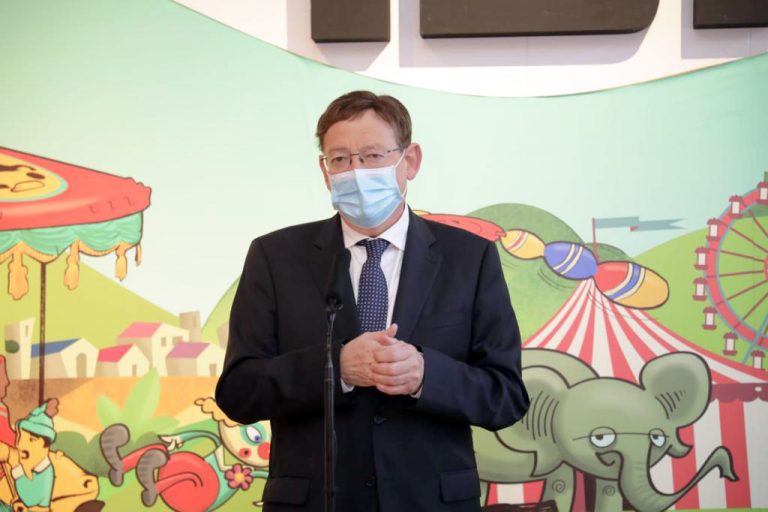 Ximo Puig anuncia en Ibi una inversión para la Casa de los Reyes Magos y cursos de formación impartidos por AIJU