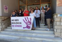 El Ayuntamiento de Ibi guarda un minuto de silencio en condena por el asesinato machista de una mujer y su hijo en Dolores