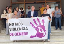 Ibi guarda un minuto de silencio en repulsa por el asesinato machista de una mujer en Benidorm